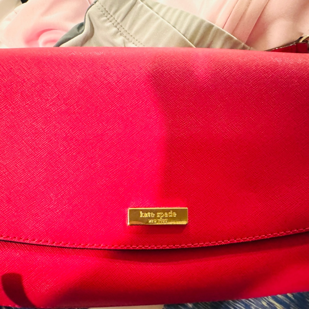 New without tag Kate spade clutch never used, received as a gift.